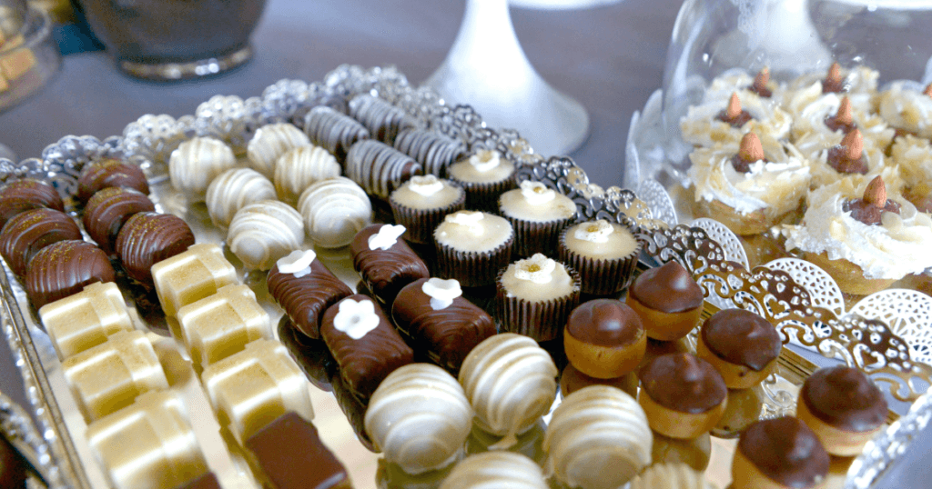 Doces de festa decorados em uma mesa de aniversário.