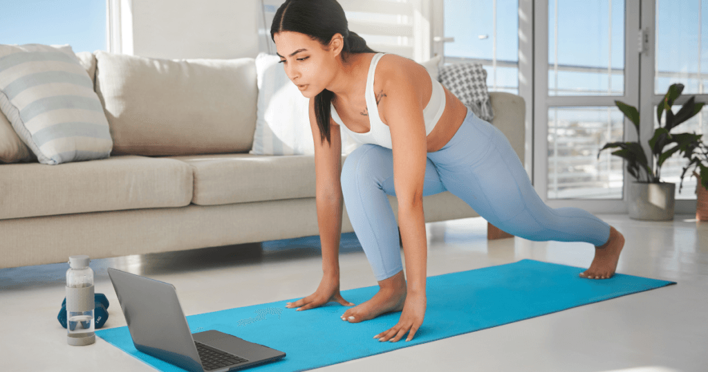Personal Trainer Online orientando cliente em chamada de vídeo.